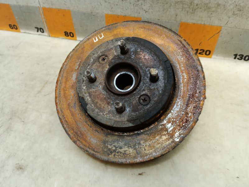 Кулак поворотный передний правый