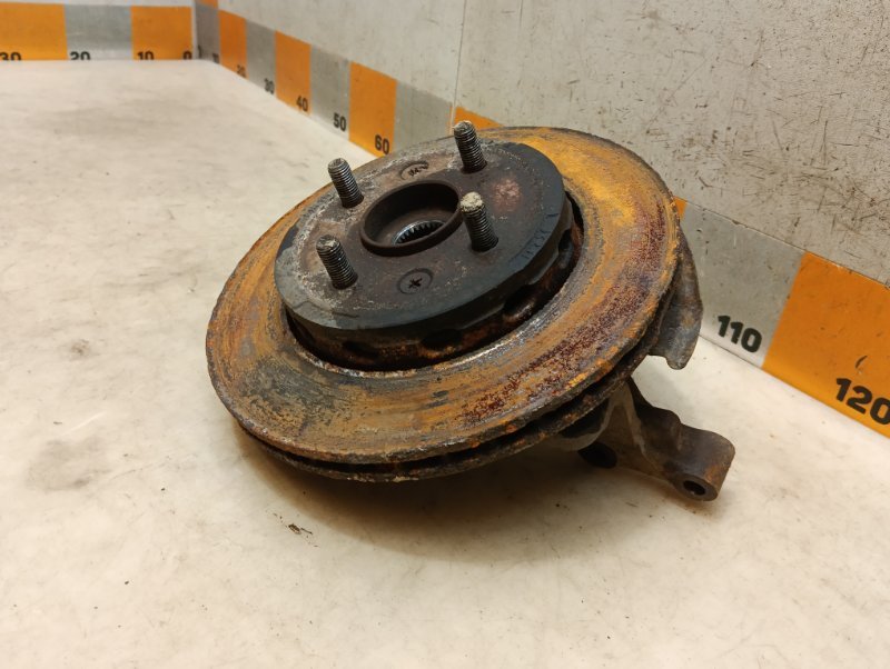 Кулак поворотный передний правый