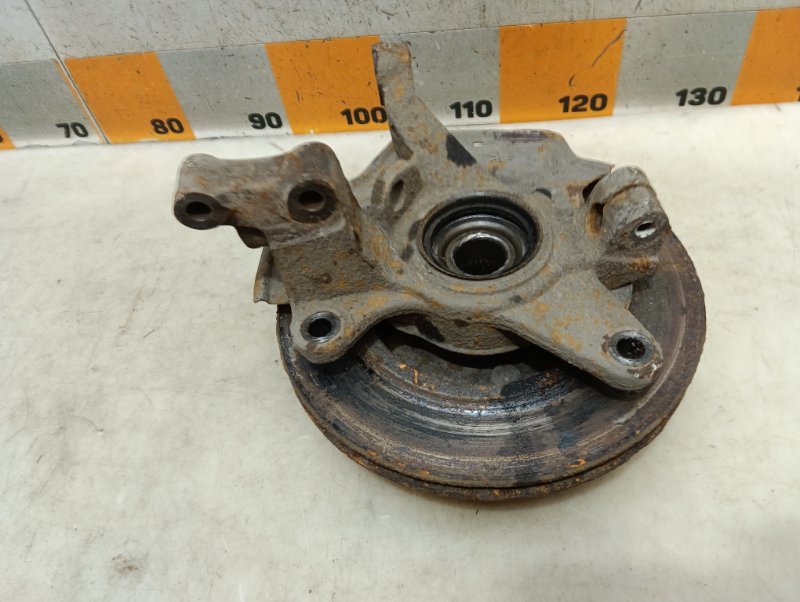 Кулак поворотный передний правый