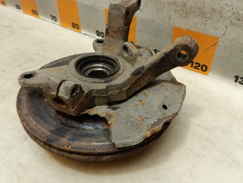 Кулак поворотный передний правый