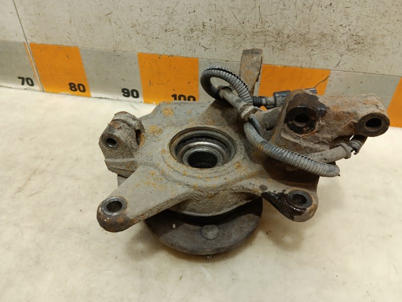 Кулак поворотный передний левый