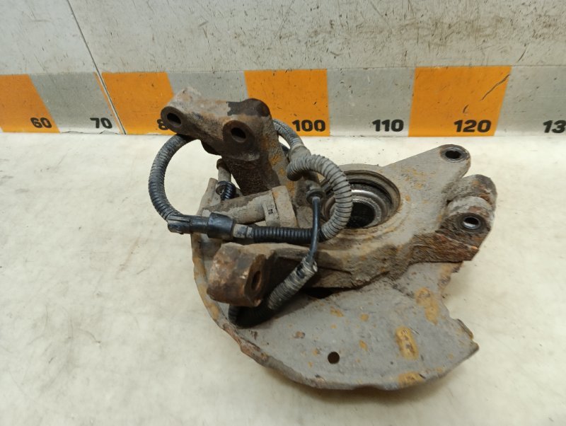 Кулак поворотный передний левый