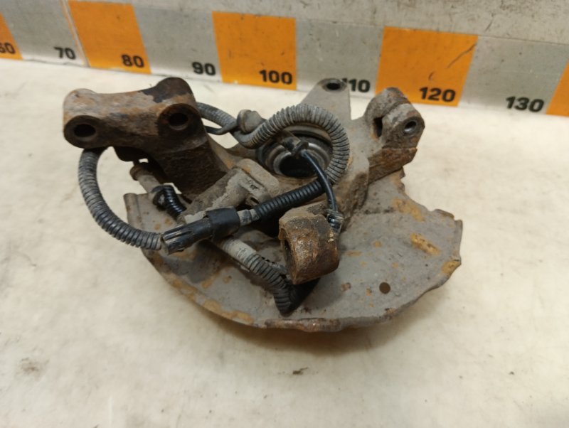 Кулак поворотный передний левый