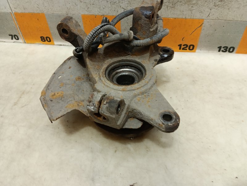 Кулак поворотный передний левый