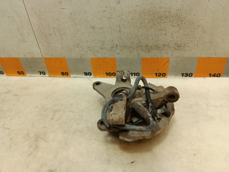 Кулак поворотный передний левый