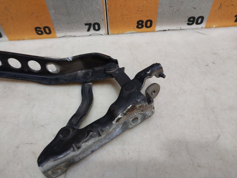 Петля капота правая