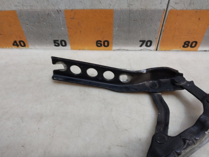 Петля капота правая