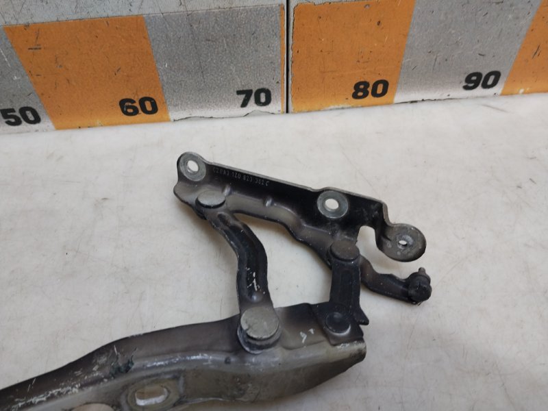 Петля капота правая