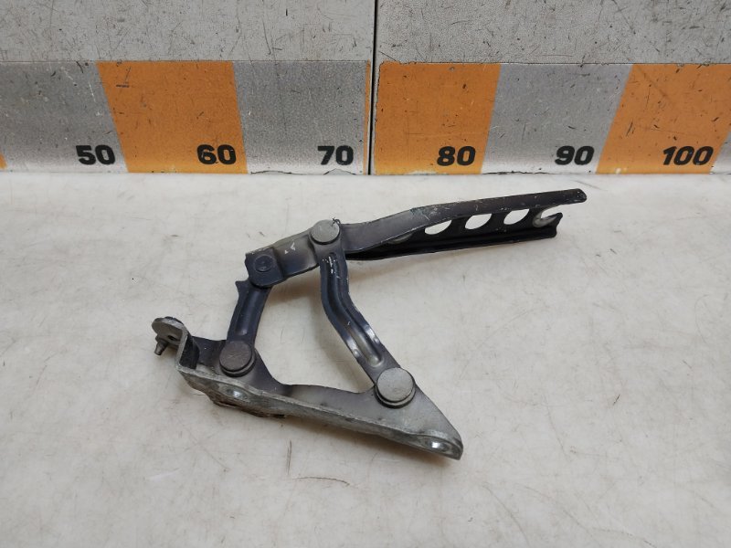 Петля капота правая