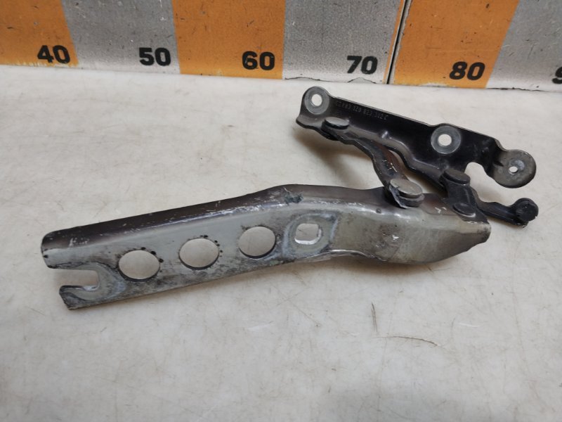 Петля капота правая