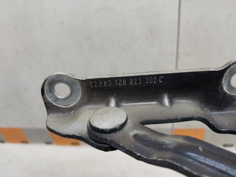 Петля капота правая