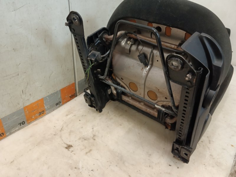 Сиденье переднее левое