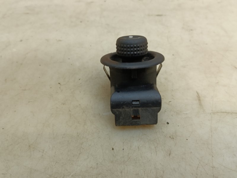 Кнопка регулировки зеркала