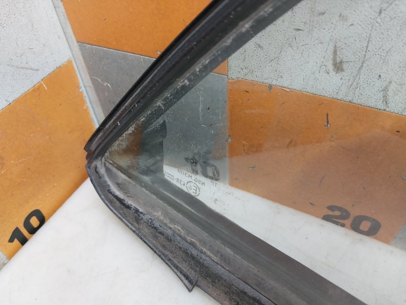 Стекло двери задней правой