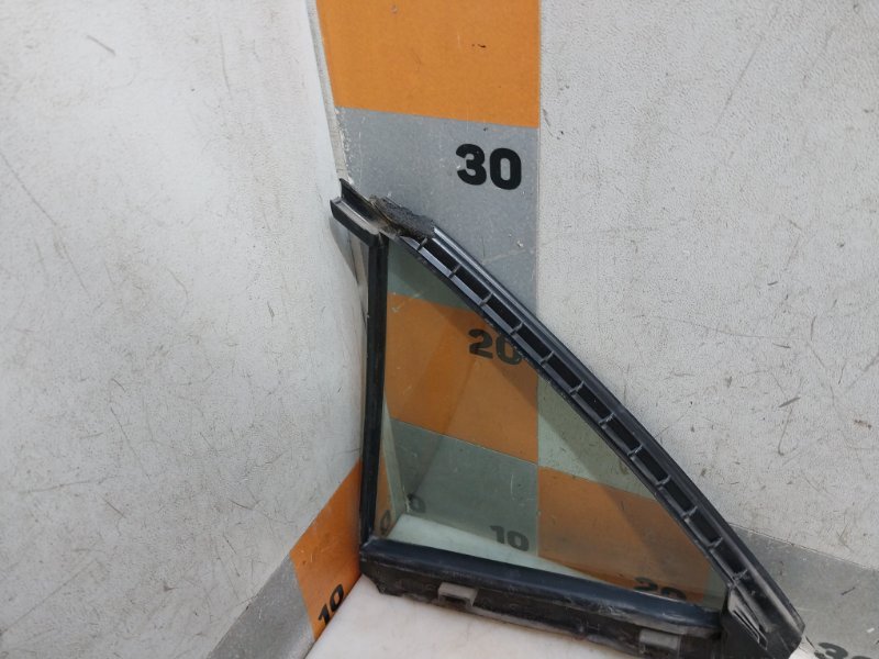 Стекло двери задней правой