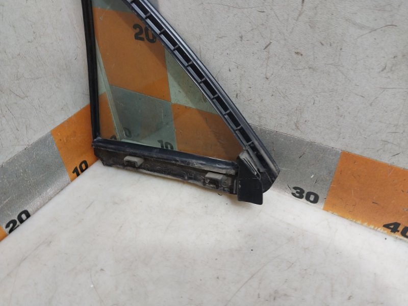 Стекло двери задней правой
