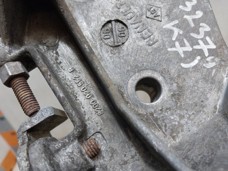 Кронштейн генератора