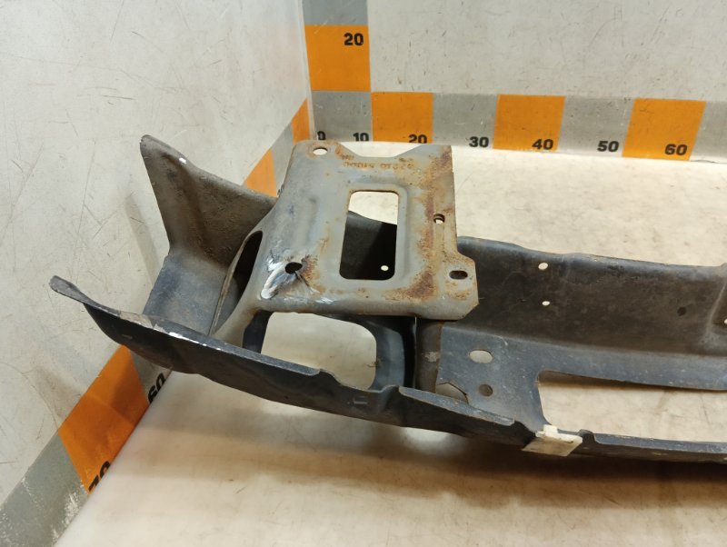 Усилитель переднего бампера