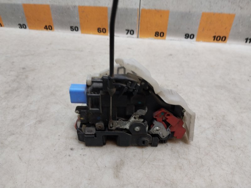 Замок двери задней правой