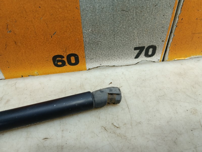 Амортизатор крышки багажника