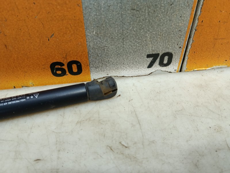 Амортизатор крышки багажника