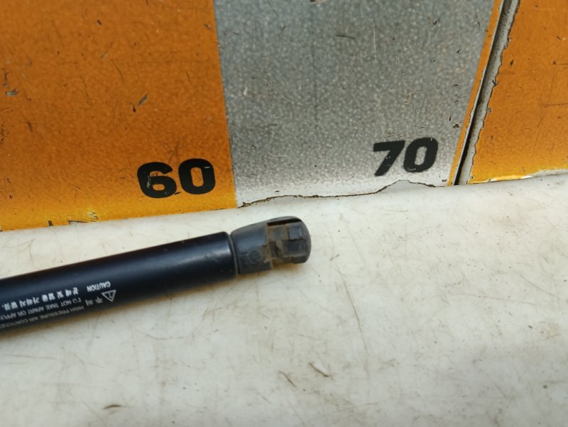 Амортизатор крышки багажника