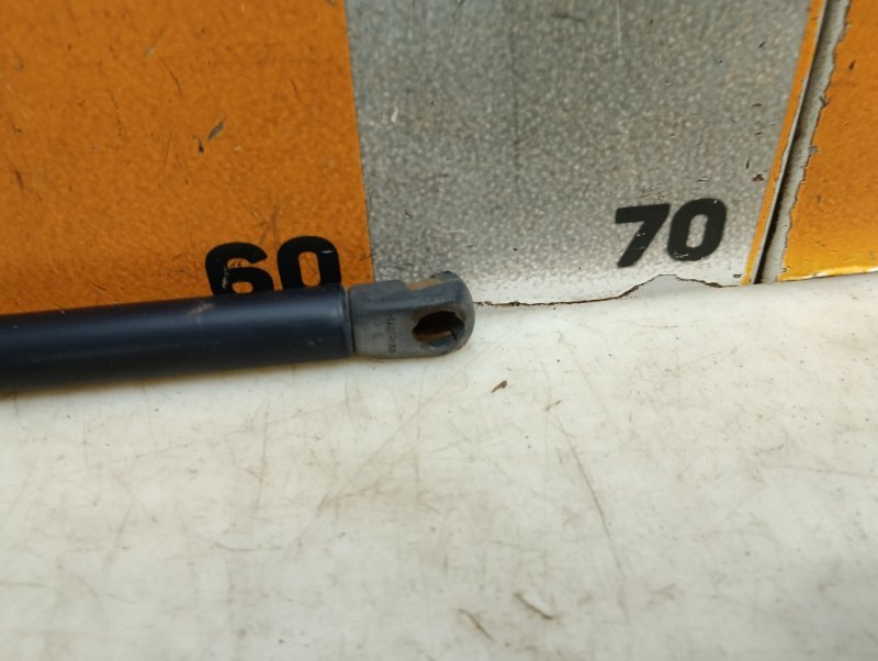 Амортизатор крышки багажника