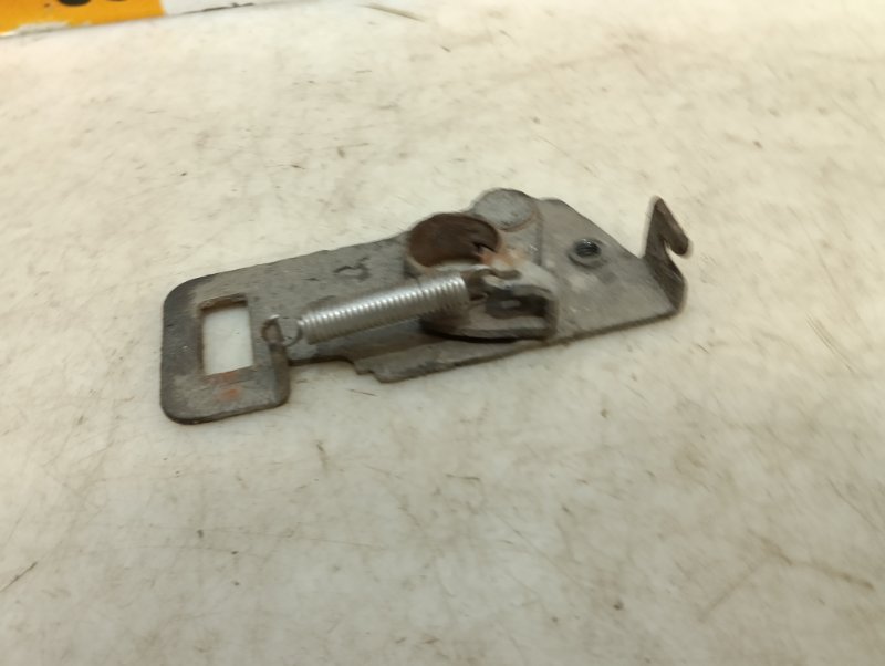 Замок капота