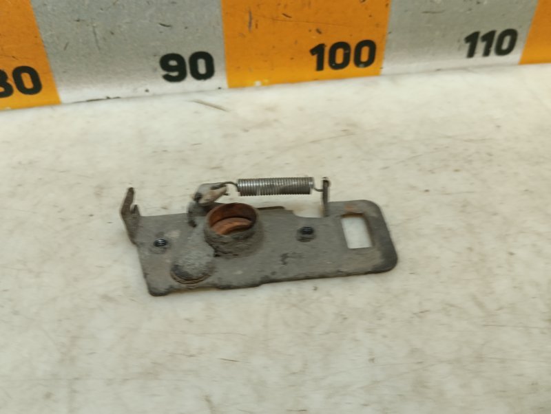 Замок капота