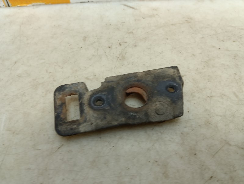 Замок капота