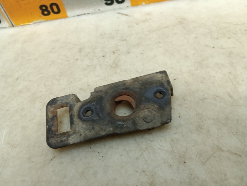 Замок капота