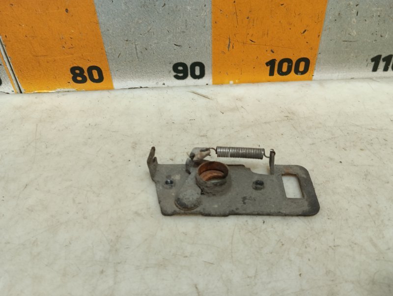 Замок капота