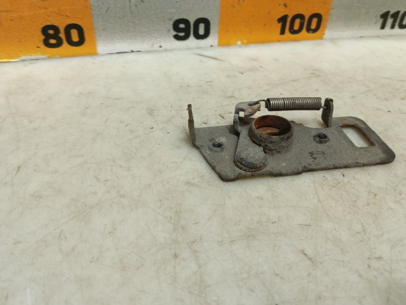 Замок капота