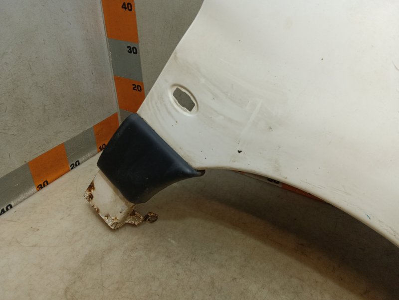 Крыло переднее правое