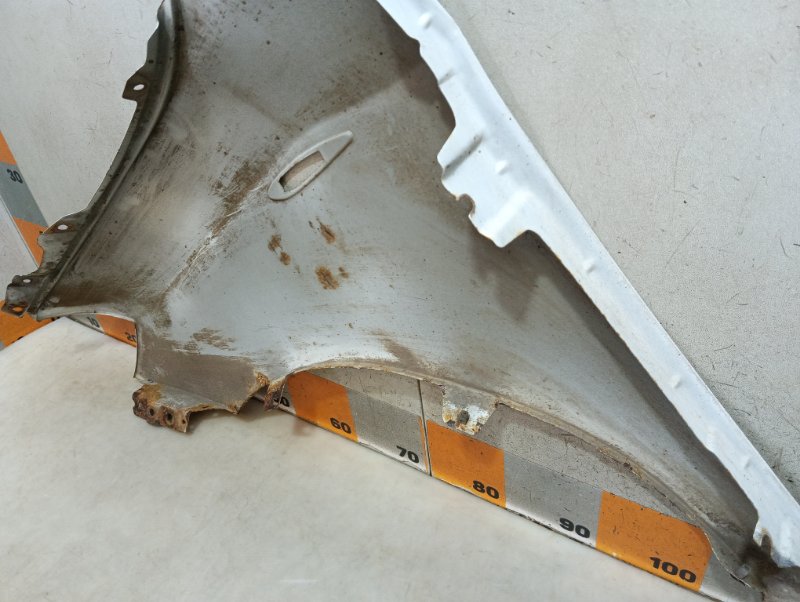 Крыло переднее правое