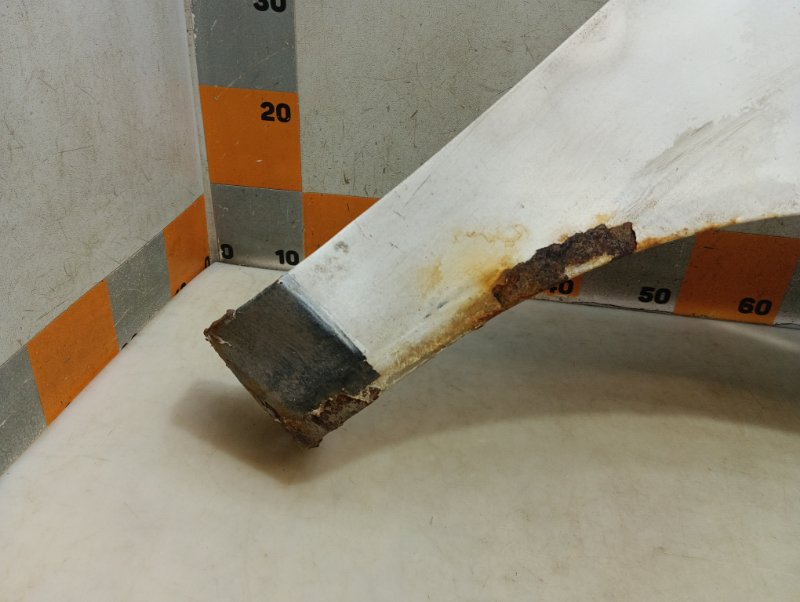 Крыло переднее правое