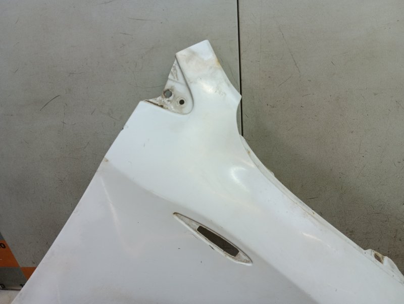 Крыло переднее правое