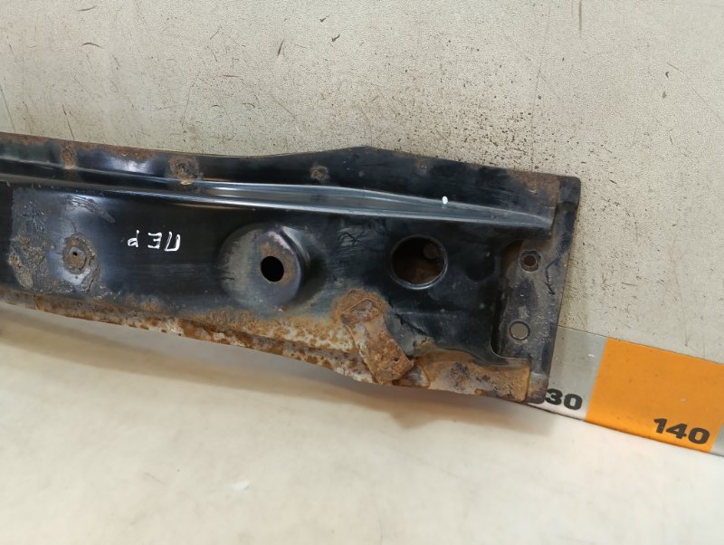 Усилитель переднего бампера