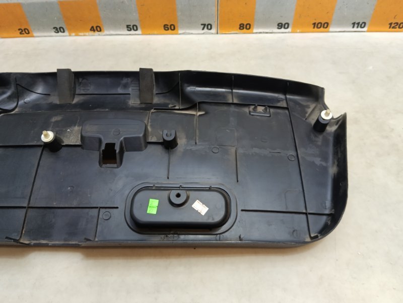 Обшивка двери багажника