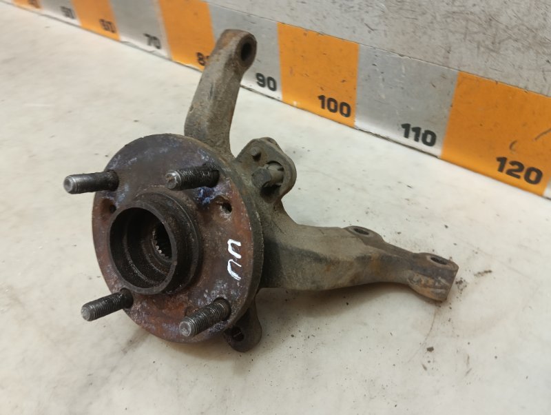 Кулак поворотный передний правый