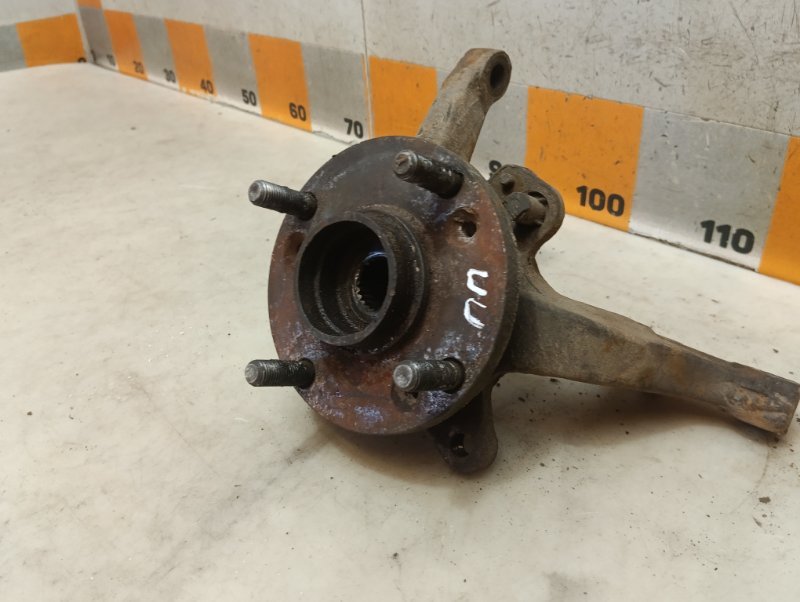 Кулак поворотный передний правый