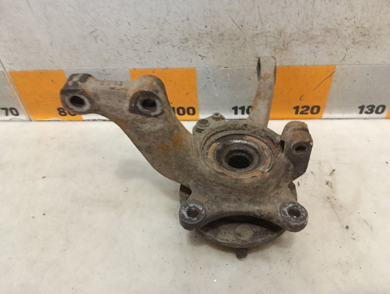 Кулак поворотный передний правый