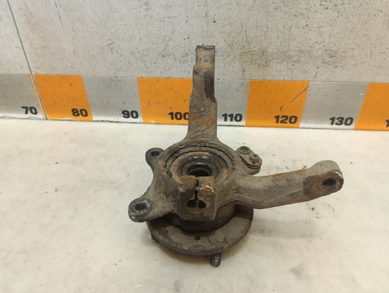 Кулак поворотный передний правый