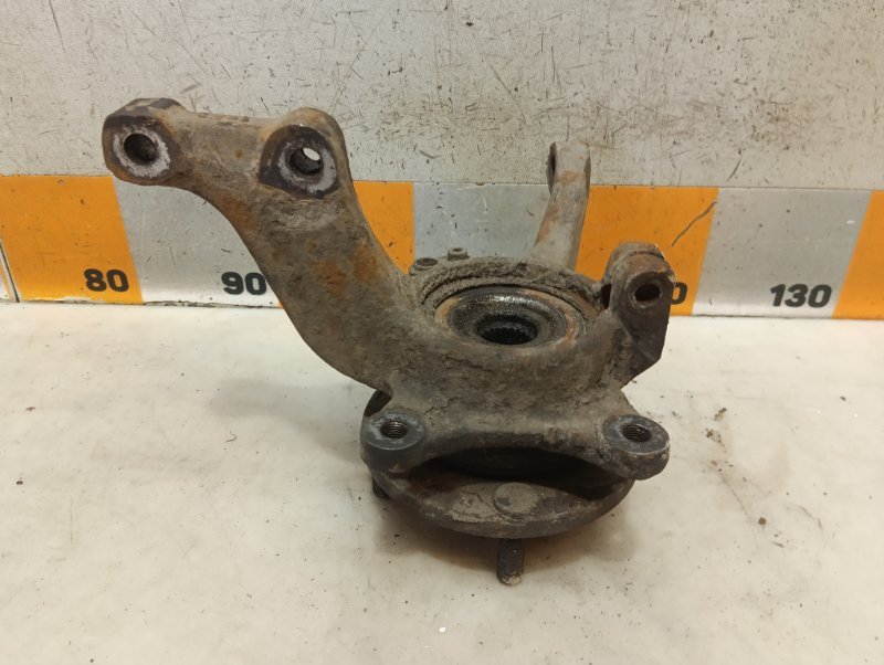 Кулак поворотный передний правый