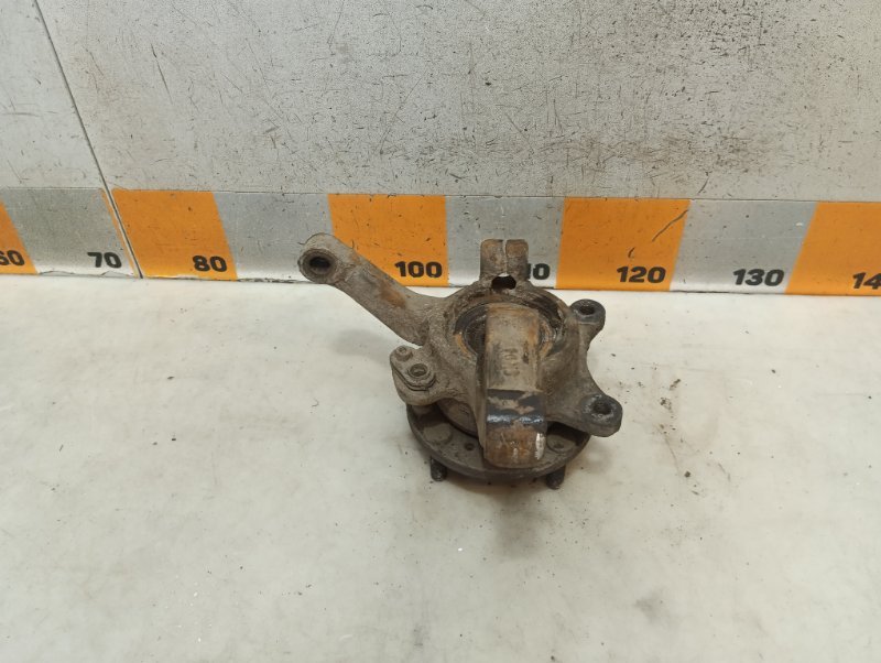 Кулак поворотный передний правый