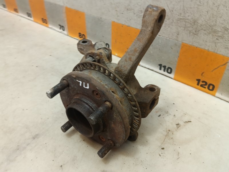 Кулак поворотный передний левый