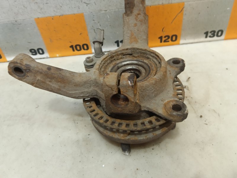 Кулак поворотный передний левый