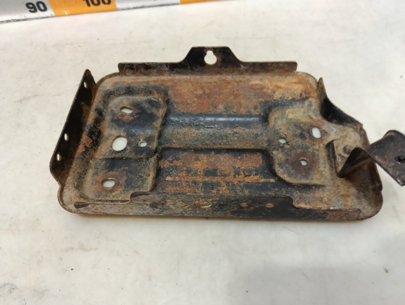 Площадка под аккумулятор (АКБ)