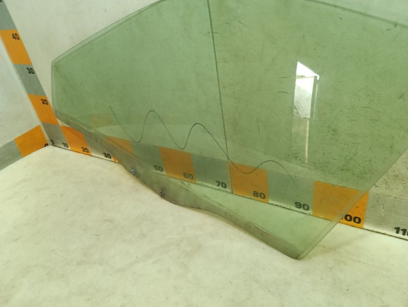 Стекло двери передней левой