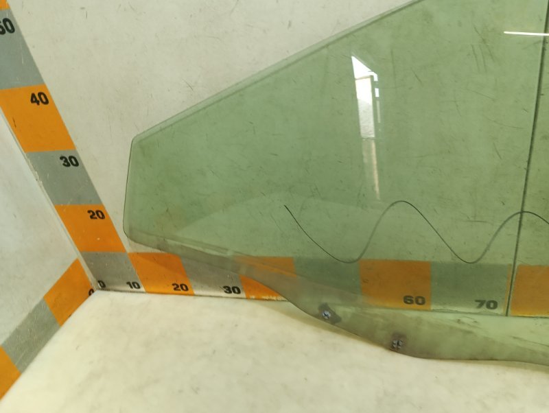 Стекло двери передней левой